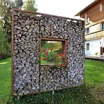 Bichler Katrin, Apartman
